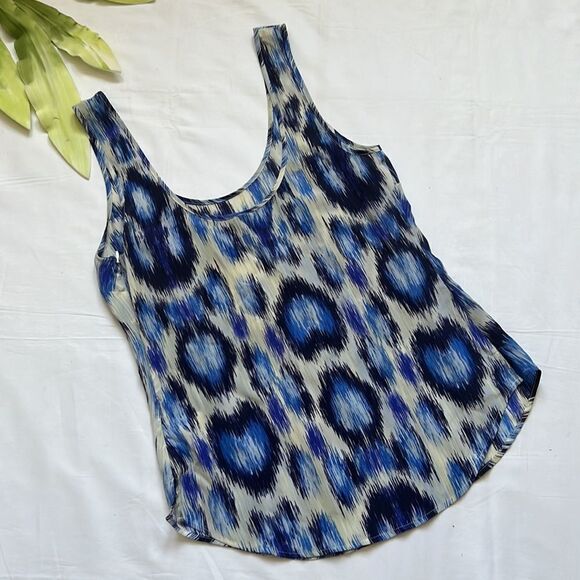 ⭐️GUESS by Marciano Silk Sleeveless Blouse⭐️ - Picture 3 of 7